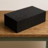作業テーブルに置かれている工業用スポンジ（NBRスポンジ）