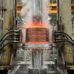 リニアシャフトを高周波焼き入れしている様子